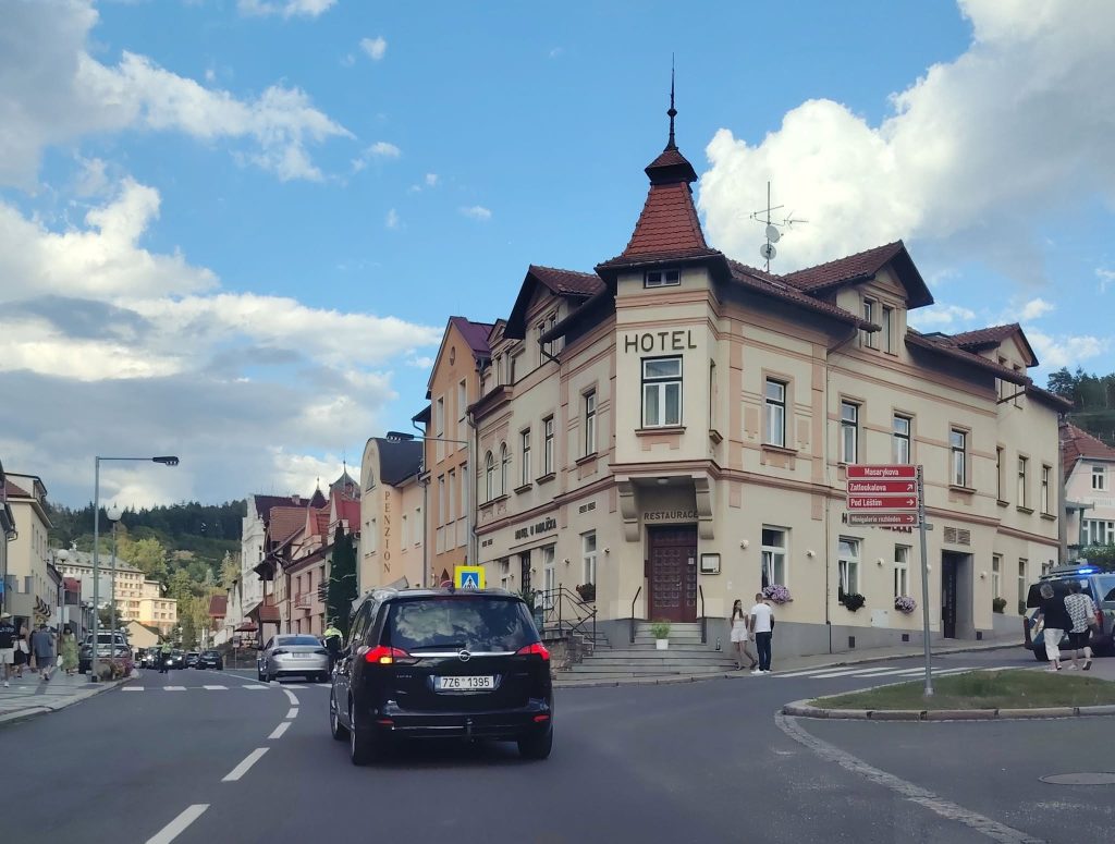Místo dopravní nehody u hotelu Havlíček v Luhačovicích